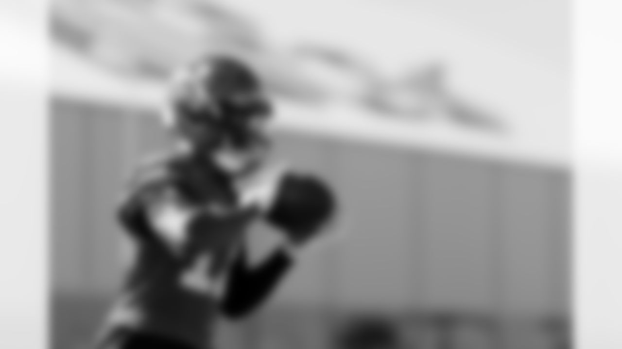 TAMPA, FL - November 20, 2025 - Wide Receiver Sterling Shepard #17 of the Tampa Bay Buccaneers during practice at AdventHealth Training Center. Photo By Tori Richman/Tampa Bay Buccaneers