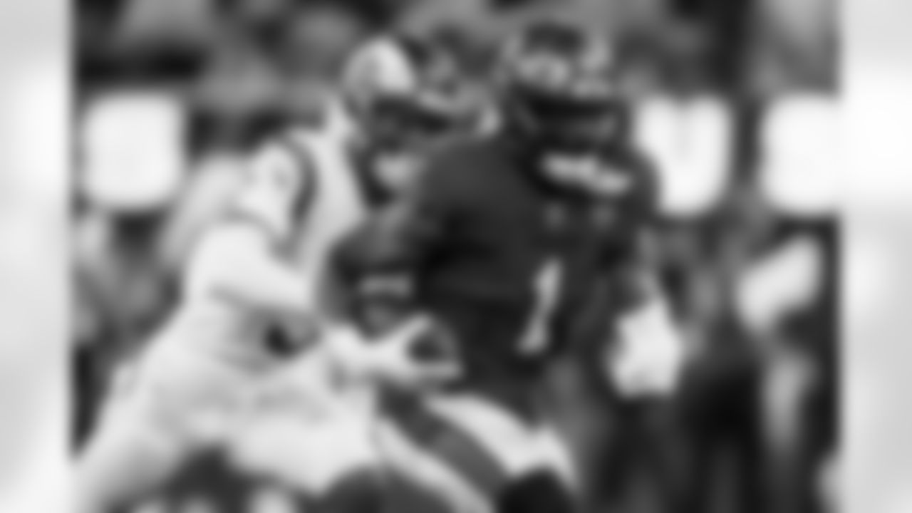 INGLEWOOD, CA - November 23, 2025 - Running Back Rachaad White #1 of the Tampa Bay Buccaneers during the game between the Tampa Bay Buccaneers and Los Angeles Rams. The Bucs lost the game, 34-7. Photo By Kyle Zedaker/Tampa Bay Buccaneers