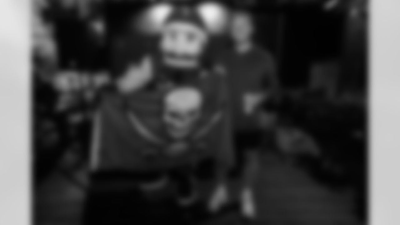 ST. PETERSBURG, FL - November 13, 2025 - Captain Fear during "Bucs Run" Raise The Flags event with Pinellas Run Club at Park & Rec in St. Petersburg. Photo By Doug DeFelice/Tampa Bay Buccaneers