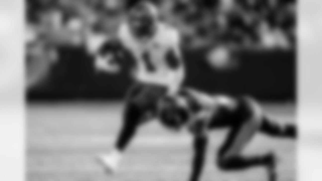 CHARLOTTE, NC - December 21, 2025 - Running Back Rachaad White #1 of the Tampa Bay Buccaneers during the game between the Tampa Bay Buccaneers and Carolina Panthers. The Bucs lost the game, 23-20. Photo By Tori Richman/Tampa Bay Buccaneers