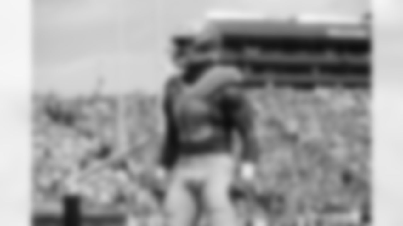 Oregon tight end Kenyon Sadiq celebrates after a touchdown during the first half of an NCAA college football game against Montana State, Saturday, Aug. 30, 2025, in Eugene, Ore. (AP Photo/Lydia Ely)