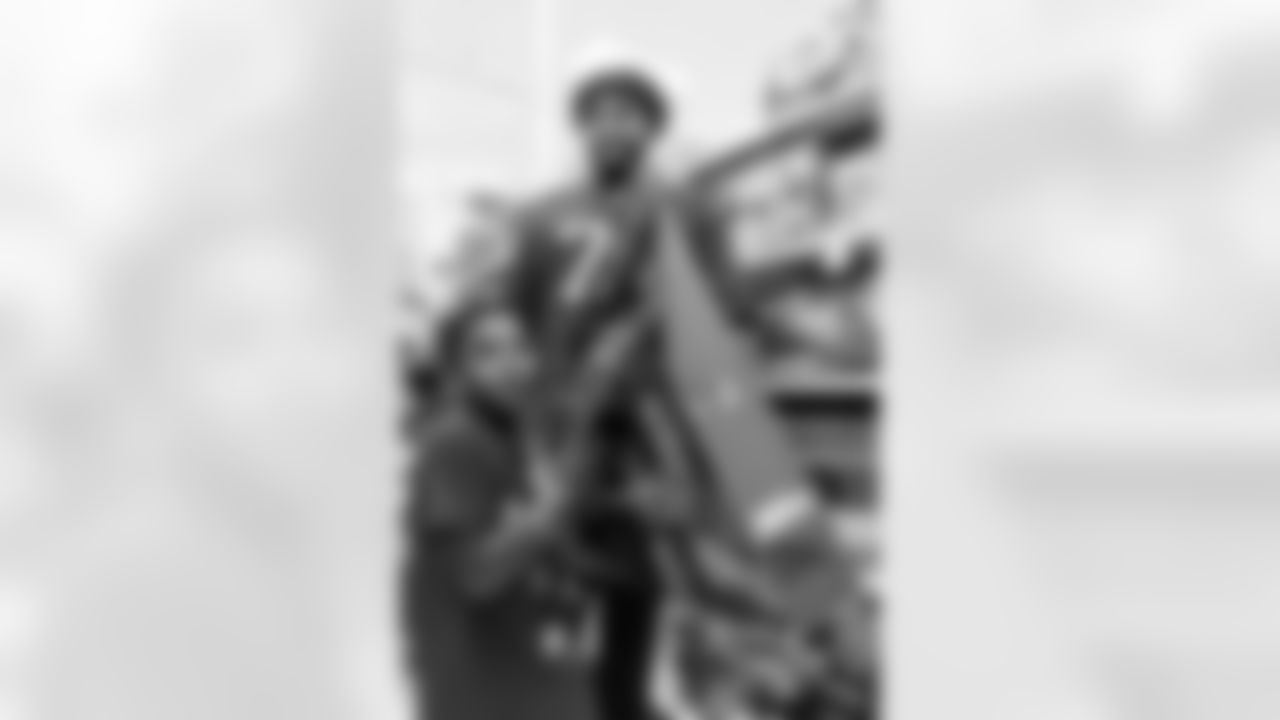 TAMPA, FL - December 15, 2025 - The Tampa Bay Buccaneers offensive line hosts the annual 'O-Line Lights Up Christmas' event providing holiday shopping sprees for local children. Photo By Kyle Zedaker/Tampa Bay Buccaneers