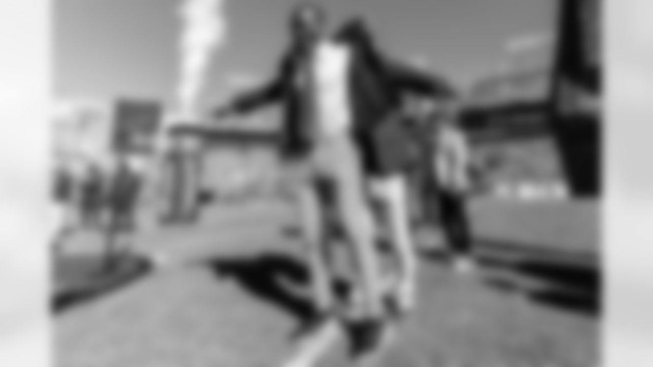 TAMPA, FL - November 30, 2025 - Buccaneers Legend Simeon Rice receives his Ring of Honor jacket during Rice's Ring of Honor induction ceremony at halftime of the game between the Arizona Cardinals and Tampa Bay Buccaneers. The Bucs won the game, 20-17. Photo By Doug DeFelice/Tampa Bay Buccaneers