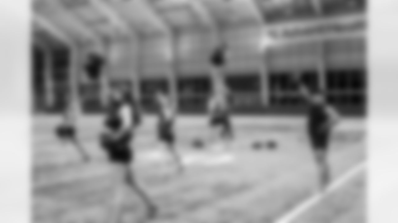 TAMPA, FL - November 20, 2025 - Tampa Bay Buccaneers Cheerleaders during Field Rehearsal at AdventHealth Training Center. Photo By Tori Richman/Tampa Bay Buccaneers