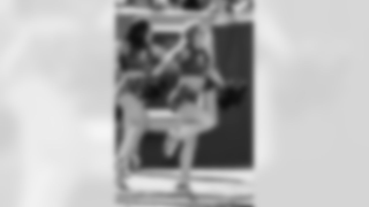 TAMPA, FL - November 30, 2025 - Tampa Bay Buccaneers Cheerleaders during the game between the Arizona Cardinals and Tampa Bay Buccaneers. The Bucs won the game, 20-17. Photo By Tori Richman/Tampa Bay Buccaneers