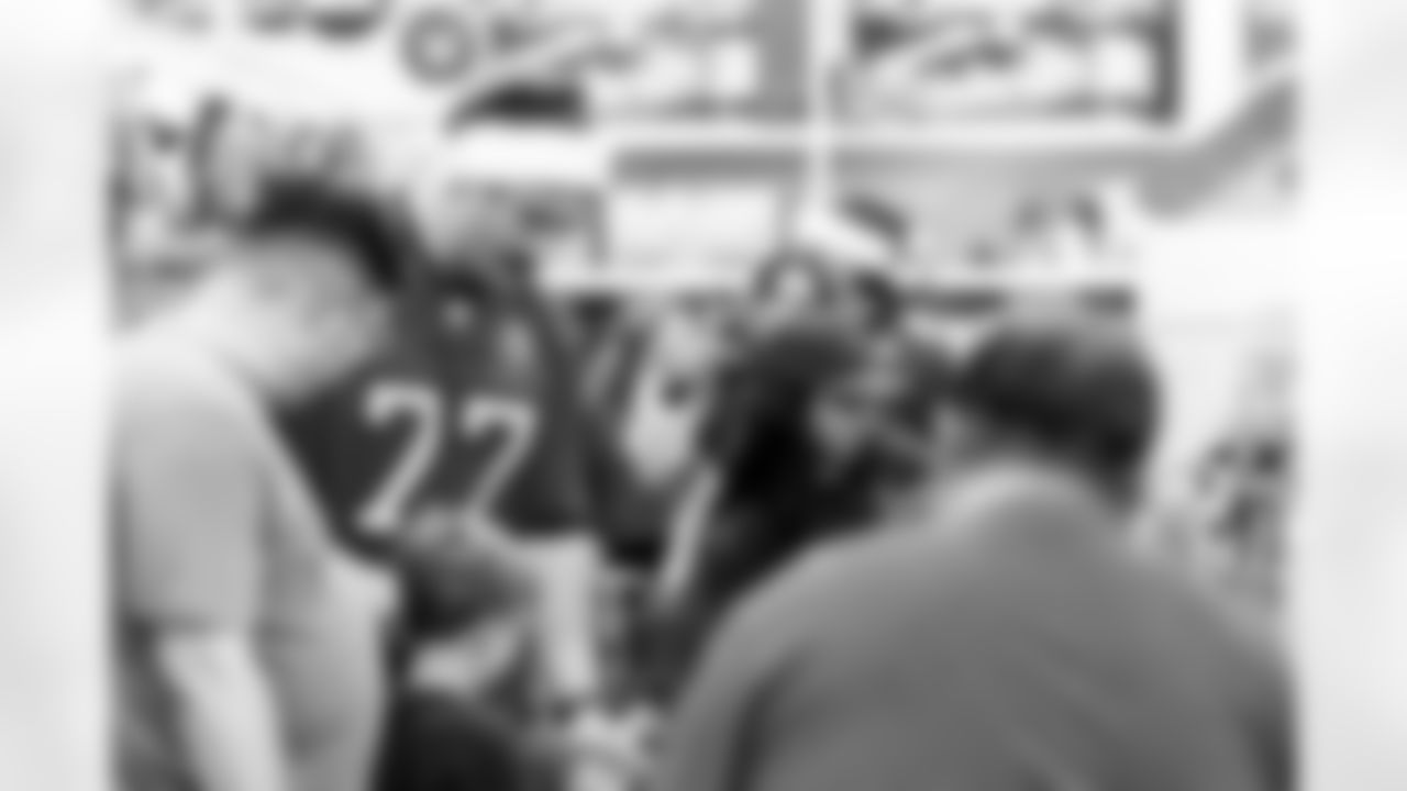 TAMPA, FL - December 15, 2025 - The Tampa Bay Buccaneers offensive line hosts the annual 'O-Line Lights Up Christmas' event providing holiday shopping sprees for local children. Photo By Kyle Zedaker/Tampa Bay Buccaneers