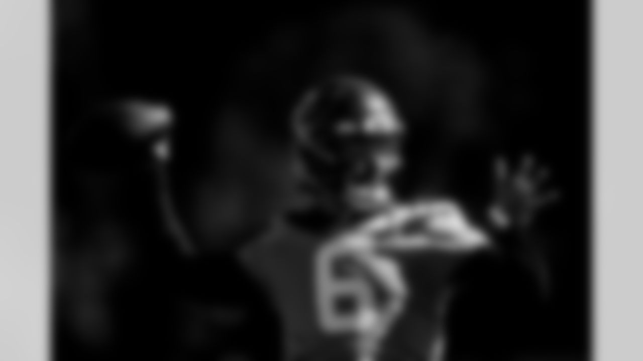 TAMPA, FL - December 31, 2025 - Week 18 Practice at AdventHealth Training Center. Photo By Tori Richman/Tampa Bay Buccaneers