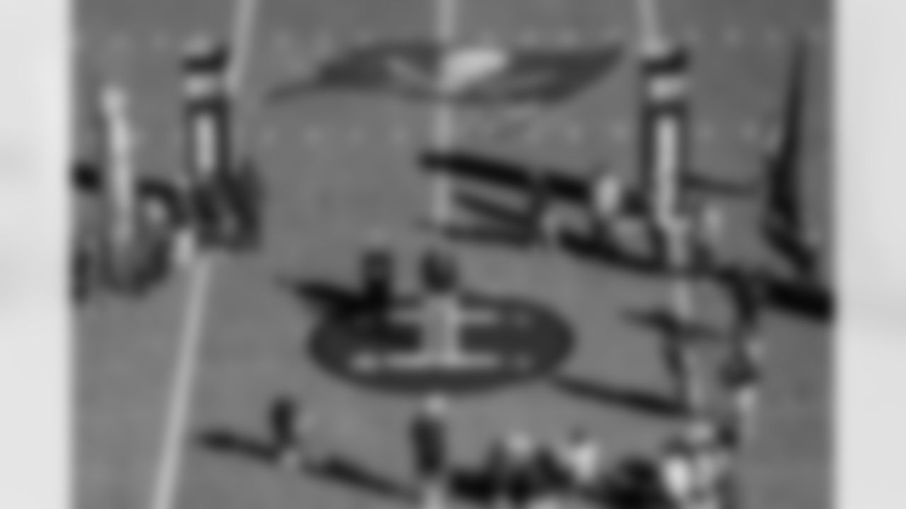 TAMPA, FL - November 30, 2025 - Buccaneers Legend Simeon Rice during Rice's Ring of Honor induction ceremony at halftime of the game between the Arizona Cardinals and Tampa Bay Buccaneers. The Bucs won the game, 20-17. Photo By Mike Carlson/Tampa Bay Buccaneers