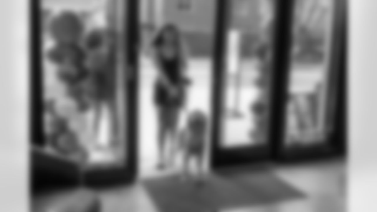 TAMPA, FL - December 06, 2025 - Participants arrive for the She is Football Bayshore Walk: Raise The Flags event with Bayshore Breakfast Club and Tampa Girls Social & Wellness at Hyde House Public Studio. Photo By Mike Carlson/Tampa Bay Buccaneers