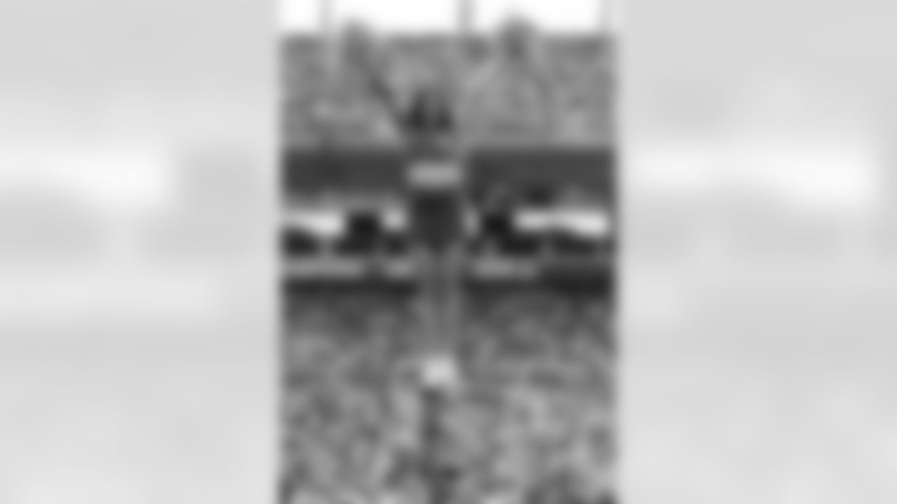 TAMPA, FL - November 09, 2025 - Tampa Bay Buccaneers Cheerleaders during the game between the New England Patriots and Tampa Bay Buccaneers. The Bucs lost the game, 28-23. Photo By Doug DeFelice/Tampa Bay Buccaneers