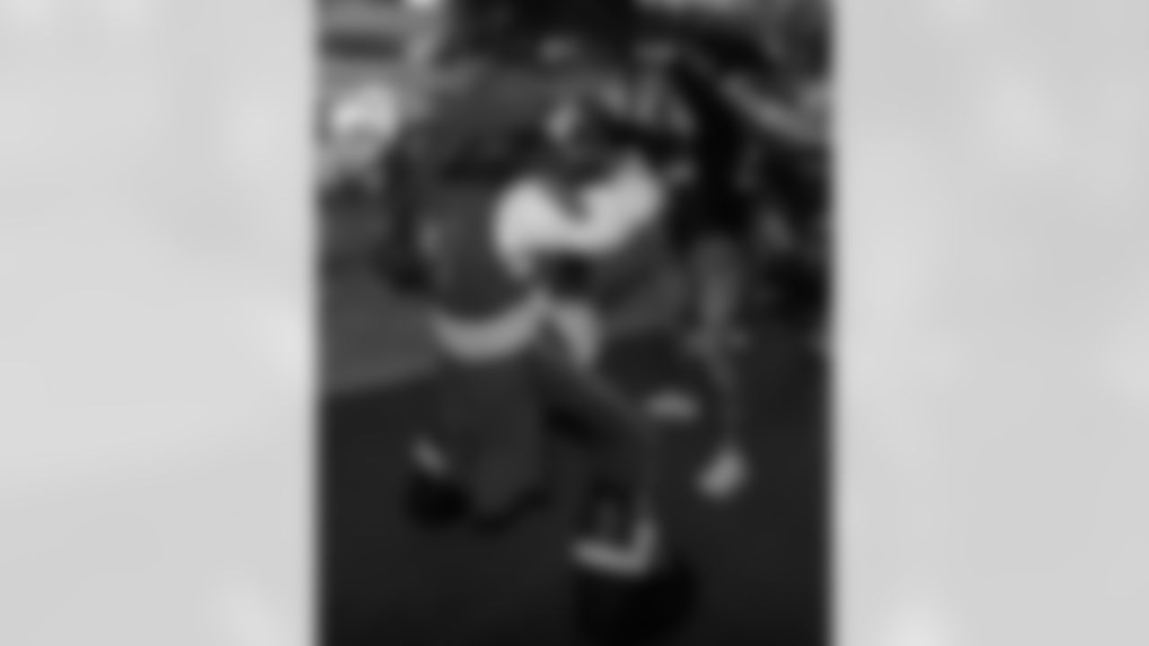 ST. PETERSBURG, FL - November 13, 2025 - Captain Fear during "Bucs Run" Raise The Flags event with Pinellas Run Club at Park & Rec in St. Petersburg. Photo By Doug DeFelice/Tampa Bay Buccaneers