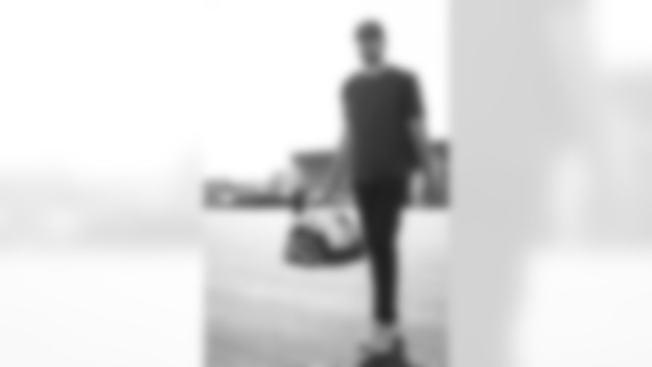 TAMPA, FL - November 22, 2025 - Outside Linebacker Anthony Nelson #98 of the Tampa Bay Buccaneers departs before the game against the Los Angeles Rams. Photo By Tori Richman/Tampa Bay Buccaneers