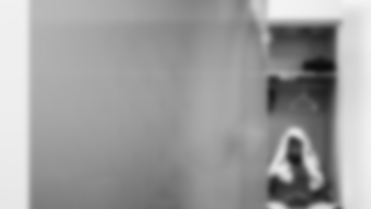 INGLEWOOD, CA - November 23, 2025 - Tight End Devin Culp #82 of the Tampa Bay Buccaneers before the game between the Tampa Bay Buccaneers and Los Angeles Rams. The Bucs lost the game, 34-7. Photo By Kyle Zedaker/Tampa Bay Buccaneers