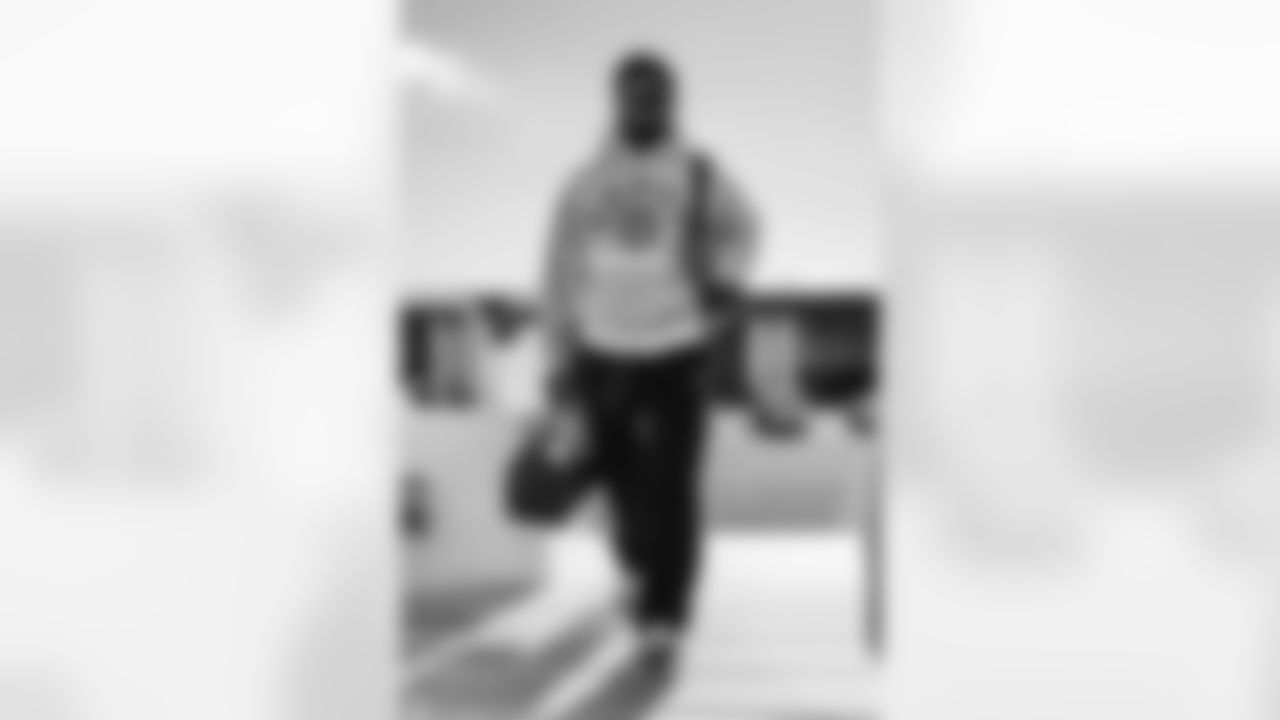 TAMPA, FL - December 27, 2025 - Defensive Back Josh Hayes #32 of the Tampa Bay Buccaneers departs Tampa for a Week 17 game against the Miami Dolphins. Photo By Tori Richman/Tampa Bay Buccaneers