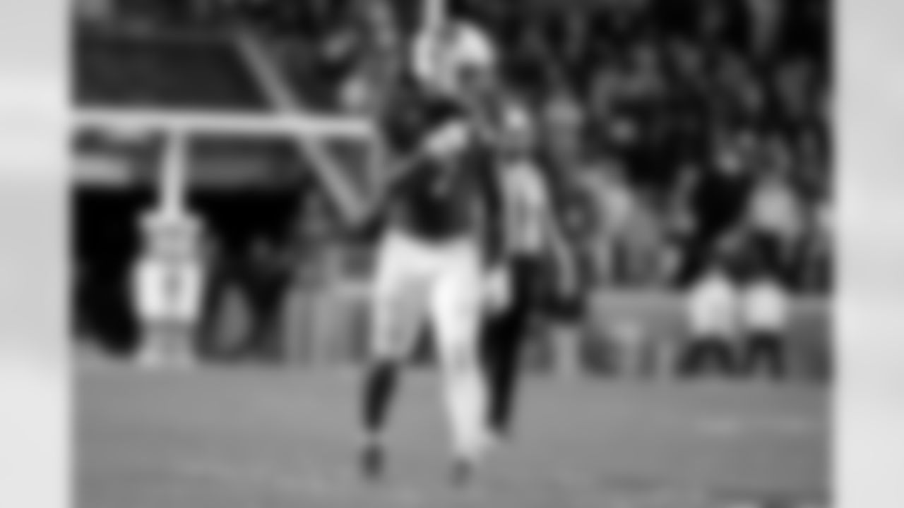 North Carolina State tight end Justin Joly (7) watches the ball against North Carolina during the second half of an NCAA college football game in Raleigh, N.C., Saturday, Nov. 29, 2025. (AP Photo/Karl DeBlaker)