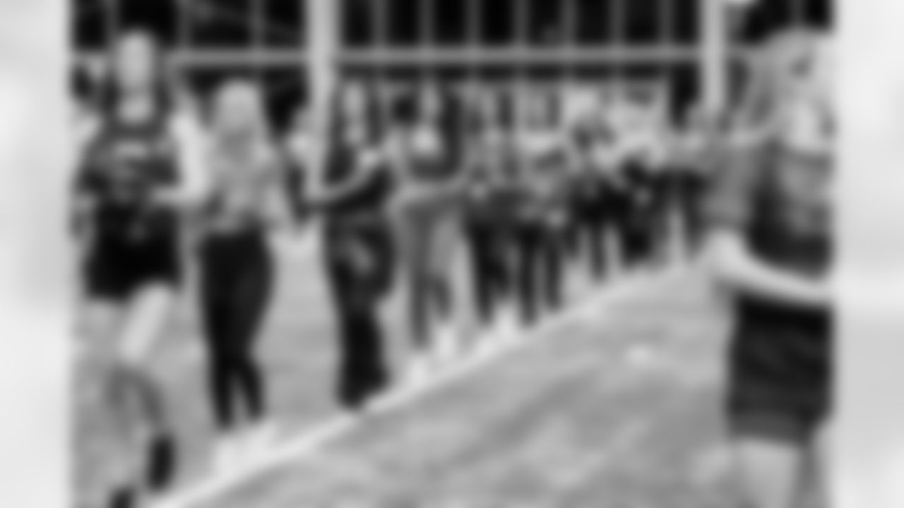 TAMPA, FL - November 19, 2025 - Tampa Bay Buccaneers Cheerleaders and Alumni during Field Rehearsal at AdventHealth Training Center. Photo By Tori Richman/Tampa Bay Buccaneers