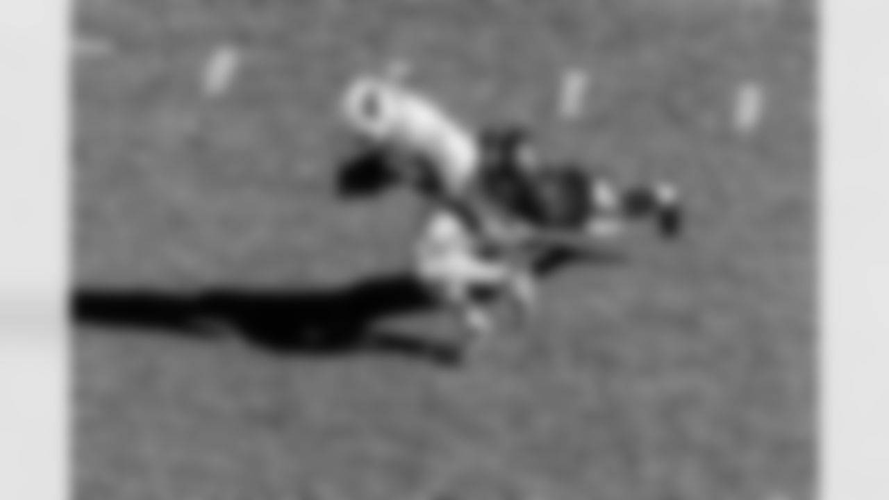 TAMPA, FL - November 30, 2025 - Inside Linebacker SirVocea Dennis #8 of the Tampa Bay Buccaneers during the game between the Arizona Cardinals and Tampa Bay Buccaneers. The Bucs won the game, 20-17. Photo By Mike Carlson/Tampa Bay Buccaneers