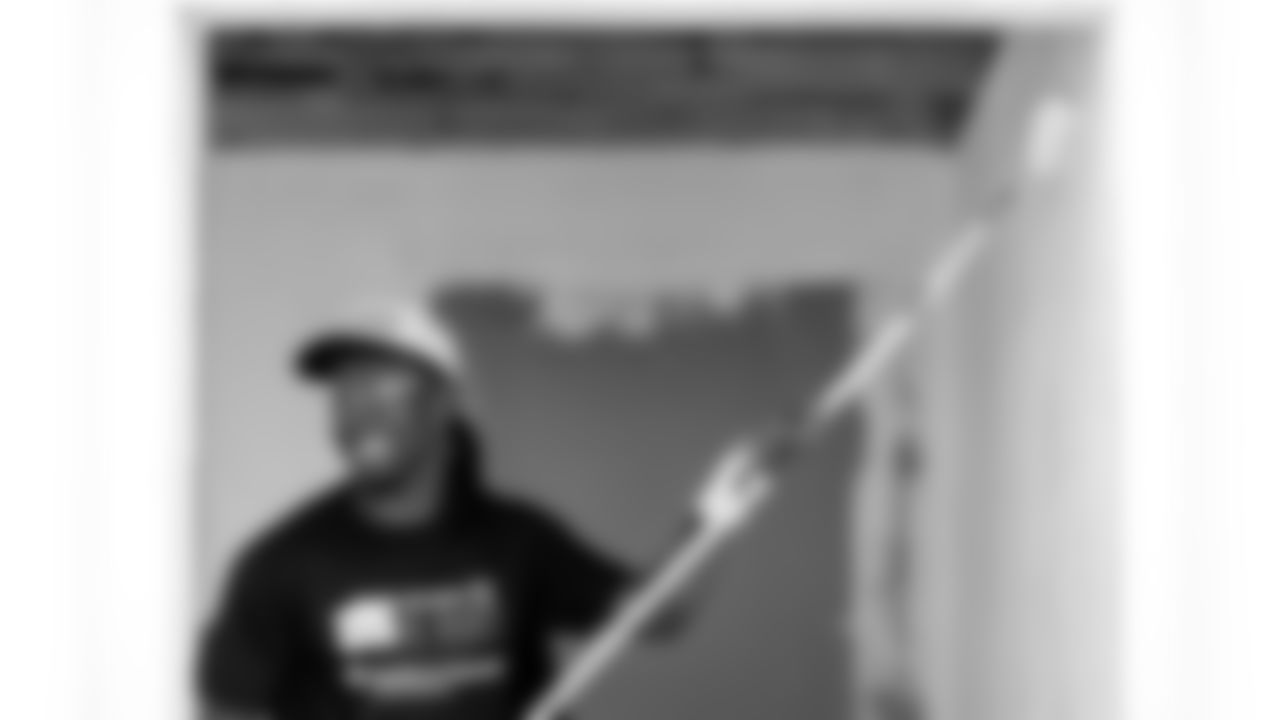 TAMPA, FL - November 18, 2025 - Cornerback Benjamin Morrison #21 of the Tampa Bay Buccaneers during a home build with Habitat for Humanity of Tampa Bay Hillsborough. Photo By Doug DeFelice/Tampa Bay Buccaneers