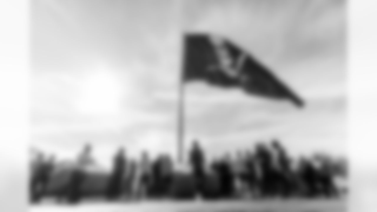 TAMPA, FL - January 02, 2026 - The Tampa Bay Buccaneers linebackers work with local partners to provide cars to families at AdventHealth Training Center. Photo By Kyle Zedaker/Tampa Bay Buccaneers