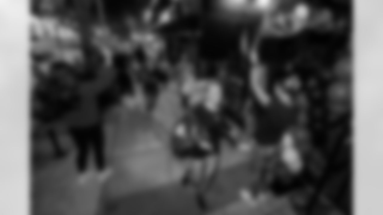 ST. PETERSBURG, FL - November 13, 2025 - Participants finish the run during "Bucs Run" Raise The Flags event with Pinellas Run Club at Park & Rec in St. Petersburg. Photo By Doug DeFelice/Tampa Bay Buccaneers