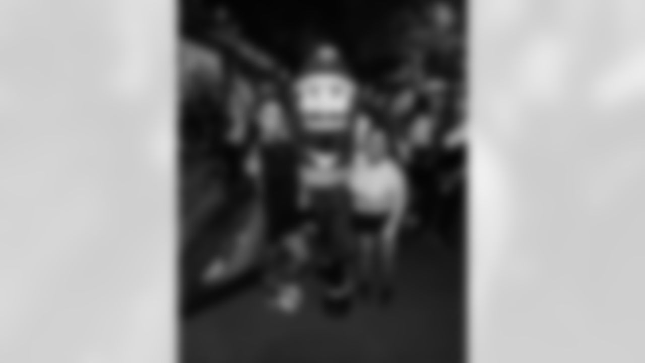 ST. PETERSBURG, FL - November 13, 2025 - Captain Fear during "Bucs Run" Raise The Flags event with Pinellas Run Club at Park & Rec in St. Petersburg. Photo By Doug DeFelice/Tampa Bay Buccaneers