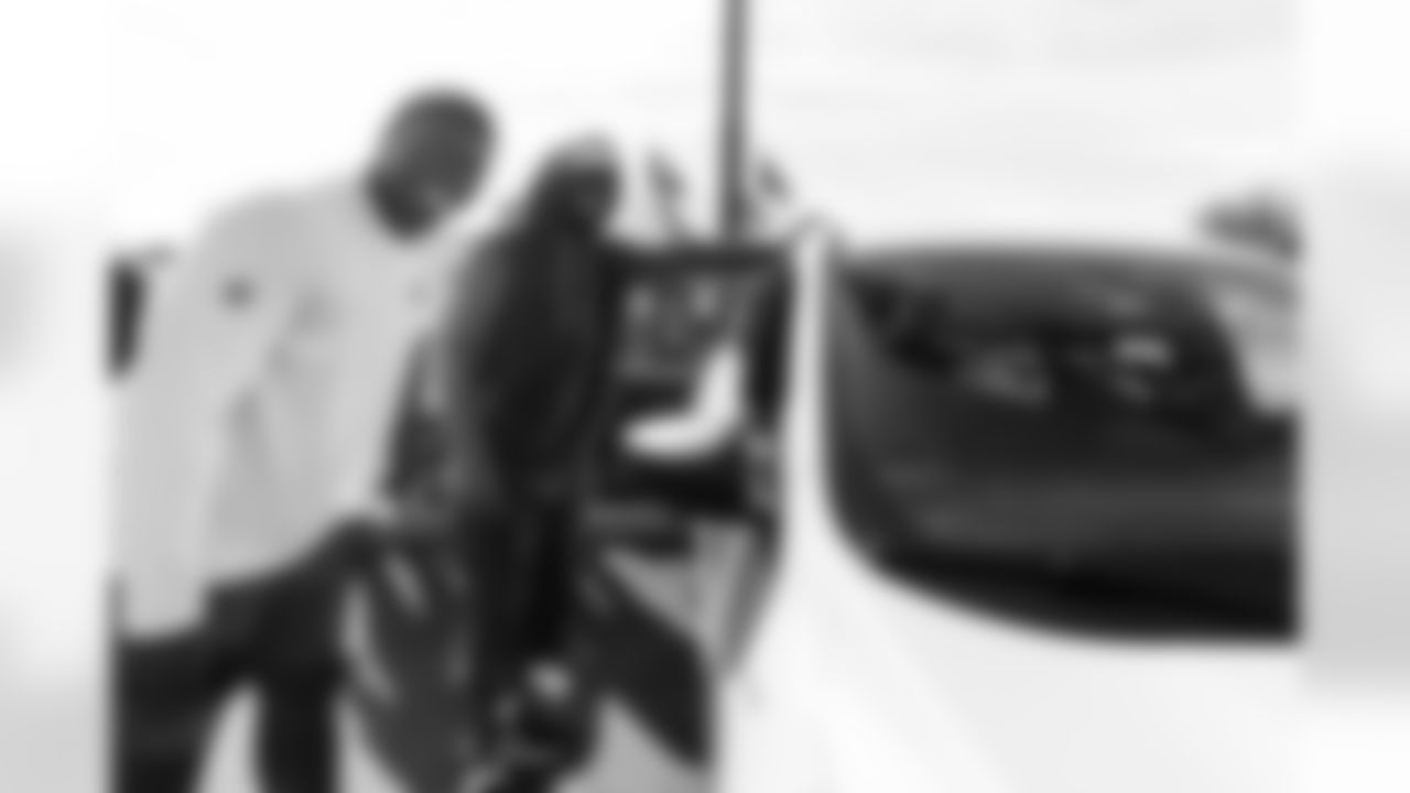 TAMPA, FL - January 02, 2026 - The Tampa Bay Buccaneers linebackers work with local partners to provide cars to families at AdventHealth Training Center. Photo By Kyle Zedaker/Tampa Bay Buccaneers