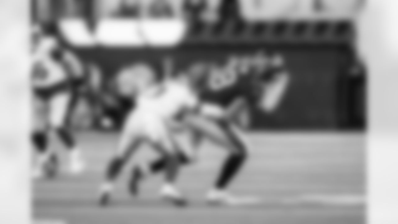 INGLEWOOD, CA - November 23, 2025 - Tight End Cade Otton #88 of the Tampa Bay Buccaneers during the game between the Tampa Bay Buccaneers and Los Angeles Rams. The Bucs lost the game, 34-7. Photo By Tori Richman/Tampa Bay Buccaneers