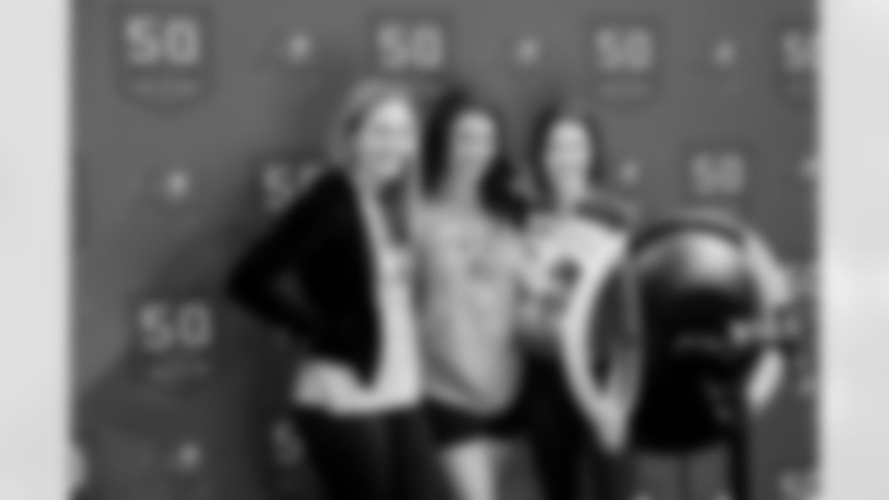 TAMPA, FL - November 19, 2025 - Tampa Bay Buccaneers Cheerleaders and Alumni during Field Rehearsal at AdventHealth Training Center. Photo By Tori Richman/Tampa Bay Buccaneers