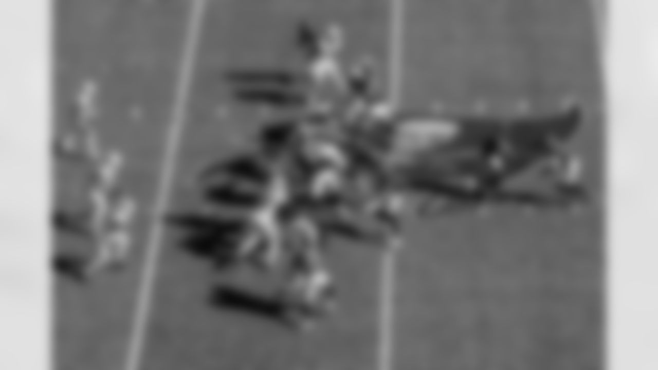 TAMPA, FL - November 30, 2025 - The Tampa Bay Buccaneers offense during the game between the Arizona Cardinals and Tampa Bay Buccaneers. The Bucs won the game, 20-17. Photo By Mike Carlson/Tampa Bay Buccaneers