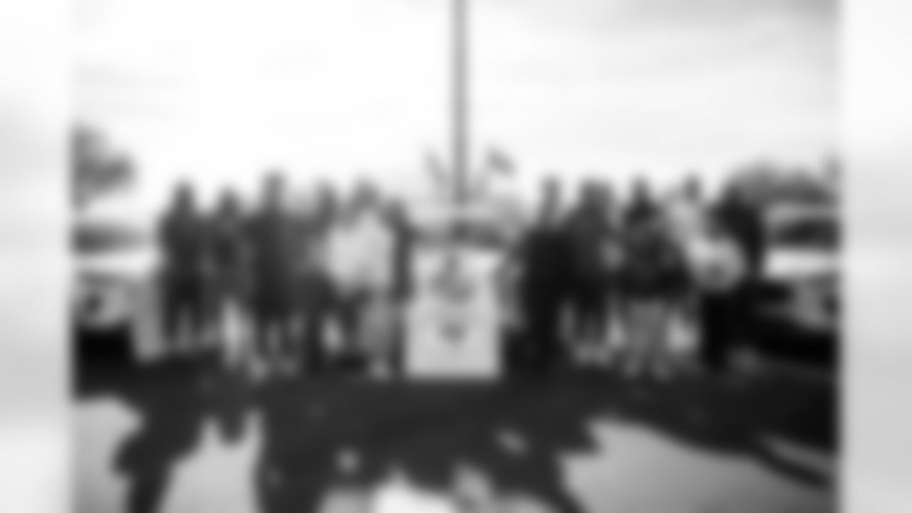 TAMPA, FL - January 02, 2026 - The Tampa Bay Buccaneers linebackers work with local partners to provide cars to families at AdventHealth Training Center. Photo By Kyle Zedaker/Tampa Bay Buccaneers