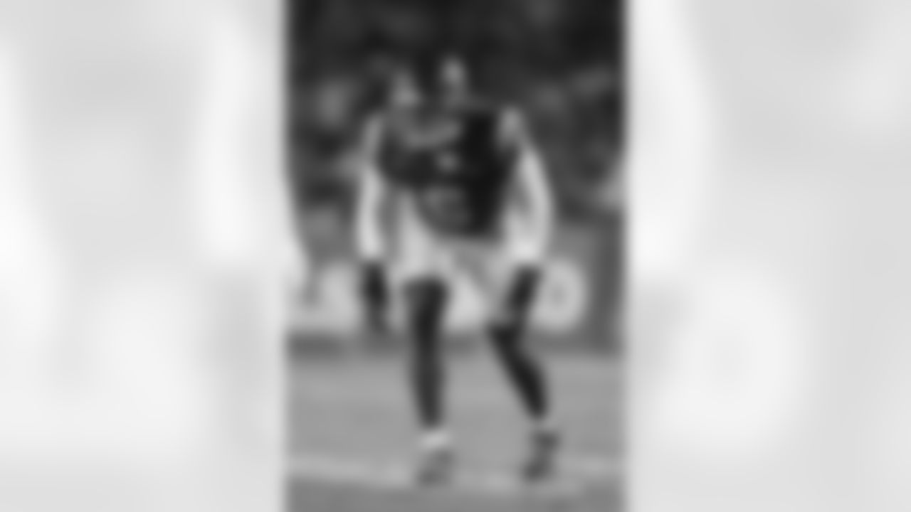 Southern California defensive end Anthony Lucas (6) takes his stance during an NCAA college football game against UCLA Saturday, Nov. 29, 2025, in Los Angeles. (AP Photo/Kyusung Gong)