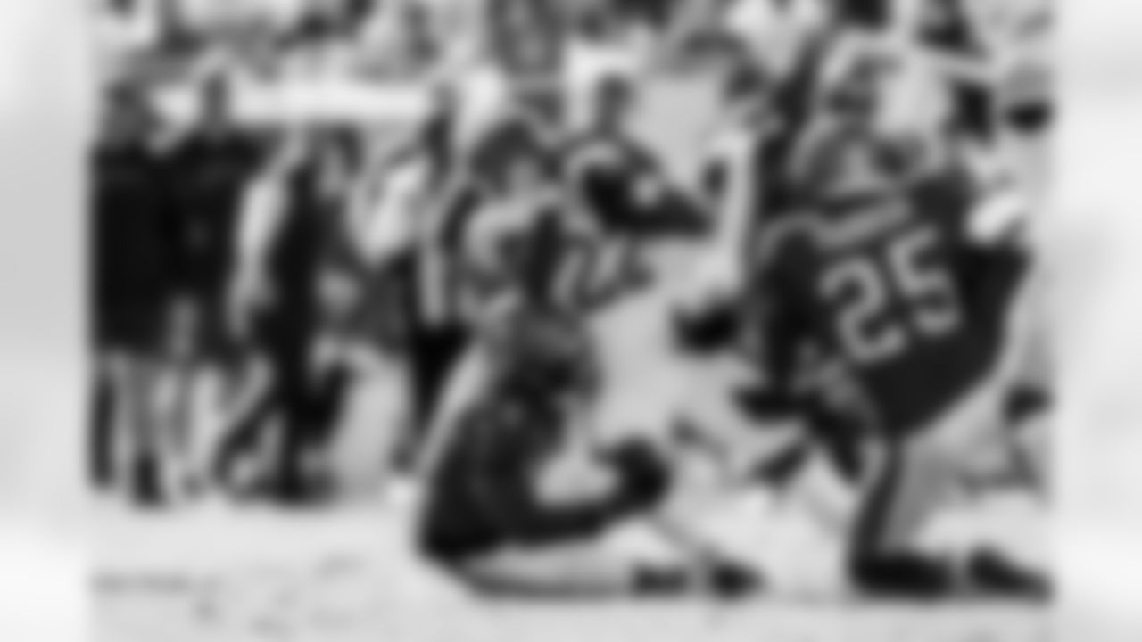 TAMPA, FL - November 30, 2025 - Inside Linebacker Lavonte David #54 of the Tampa Bay Buccaneers during the game between the Arizona Cardinals and Tampa Bay Buccaneers. The Bucs won the game, 20-17. Photo By Tori Richman/Tampa Bay Buccaneers