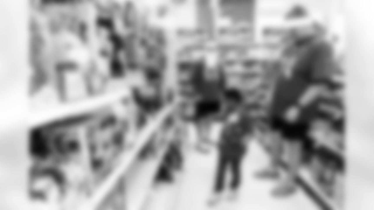 TAMPA, FL - December 15, 2025 - The Tampa Bay Buccaneers offensive line hosts the annual 'O-Line Lights Up Christmas' event providing holiday shopping sprees for local children. Photo By Kyle Zedaker/Tampa Bay Buccaneers