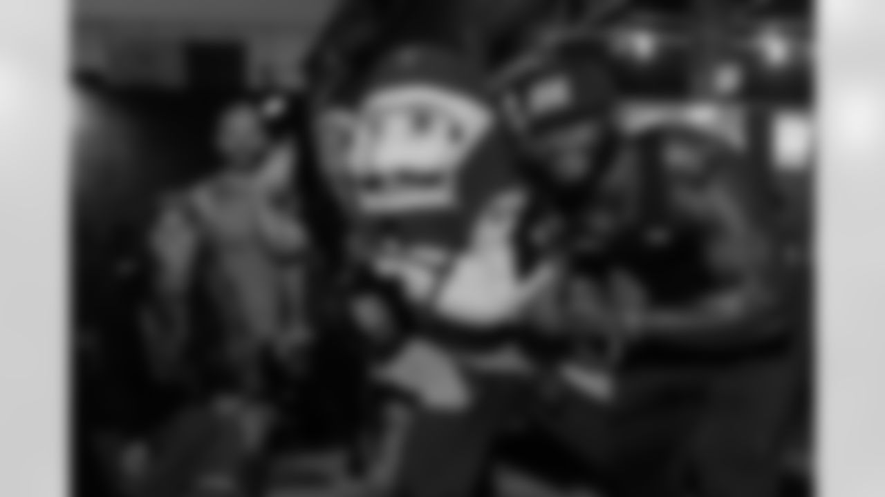 ST. PETERSBURG, FL - November 13, 2025 - Captain Fear during "Bucs Run" Raise The Flags event with Pinellas Run Club at Park & Rec in St. Petersburg. Photo By Doug DeFelice/Tampa Bay Buccaneers