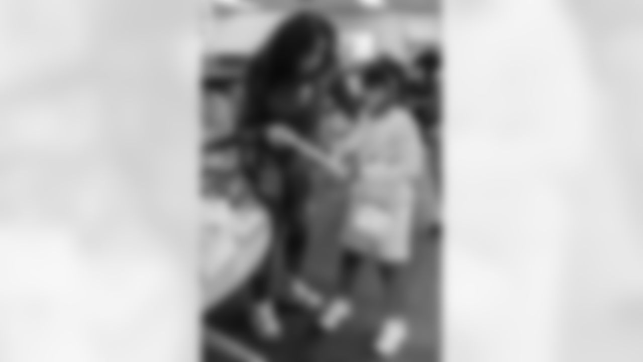 TAMPA, FL - March 03, 2026 - Tampa Bay Buccaneers Cheerleaders during the National Reading Month celebration hosted by The Tampa Bay Buccaneers and Dr. Seuss Enterprises at Potter Elementary School. Photo By Doug DeFelice/Tampa Bay Buccaneers