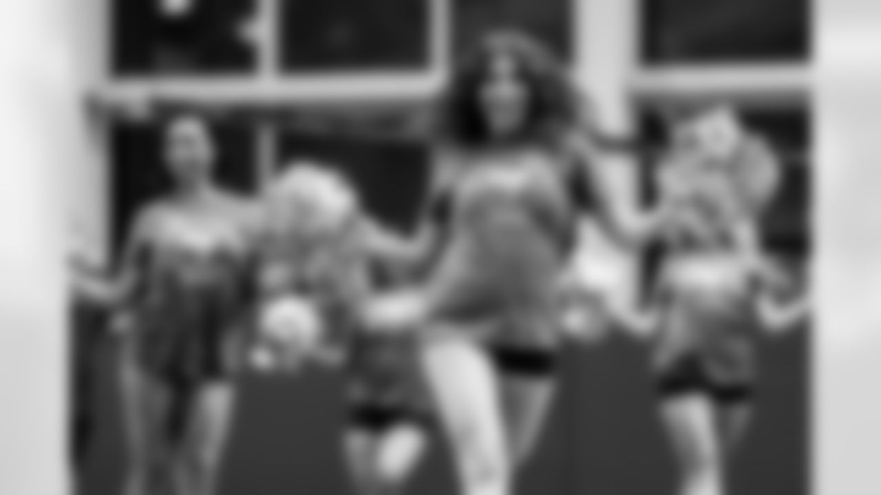 TAMPA, FL - November 06, 2025 - Tampa Bay Buccaneers Cheerleaders during Field Rehearsal at AdventHealth Training Center. Photo By Tori Richman/Tampa Bay Buccaneers