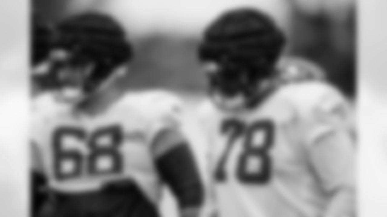 TAMPA, FL - October 09, 2025 - Guard Ben Bredeson #68 and Tackle Tristan Wirfs #78 of the Tampa Bay Buccaneers during practice at AdventHealth Training Center. Photo By Kyle Zedaker/Tampa Bay Buccaneers