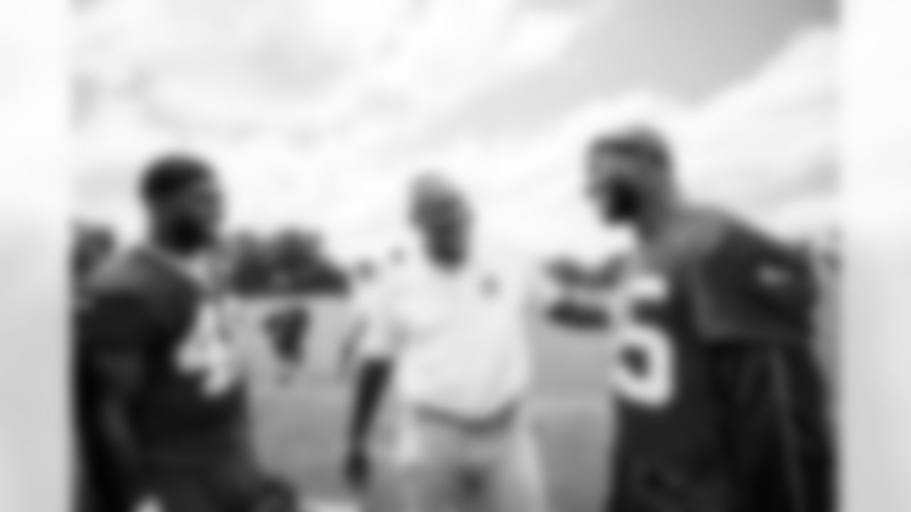 TAMPA, FL - June 03, 2025 - Linebacker Antonio Grier Jr. #48 of the Tampa Bay Buccaneers, Buccaneers Legend Derrick Brooks and Linebacker Deion Jones #45 of the Tampa Bay Buccaneers during OTA's at AdventHealth Training Center. Photo By Tori Richman/Tampa Bay Buccaneers
