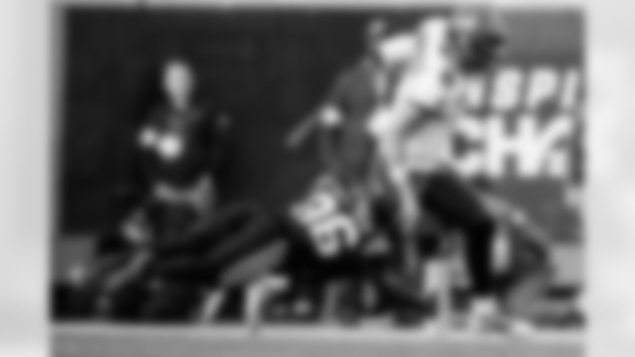 CHARLOTTE, NC - December 21, 2025 - Quarterback Baker Mayfield #6 of the Tampa Bay Buccaneers during the game between the Tampa Bay Buccaneers and Carolina Panthers. The Bucs lost the game, 23-20. Photo By Kyle Zedaker/Tampa Bay Buccaneers