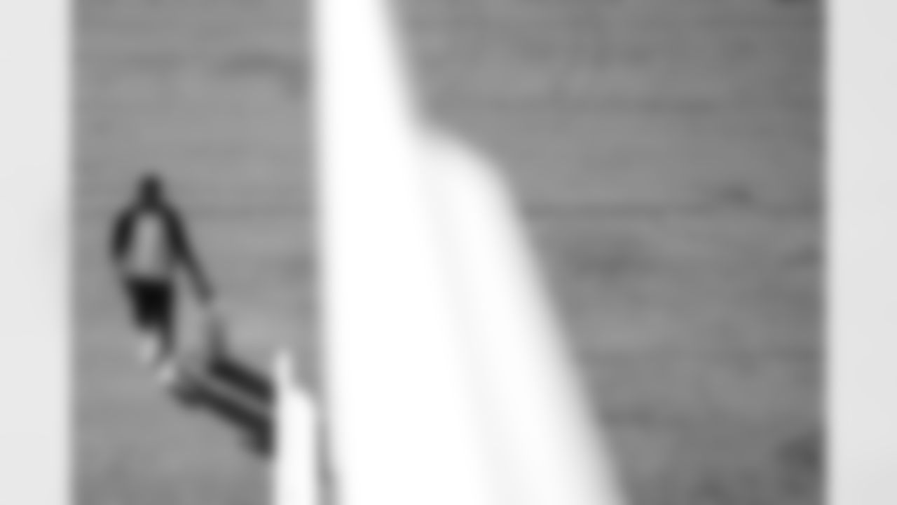 TAMPA, FL - November 22, 2025 - Wide Receiver Sterling Shepard #17 of the Tampa Bay Buccaneers departs before the game against the Los Angeles Rams. Photo By Tori Richman/Tampa Bay Buccaneers