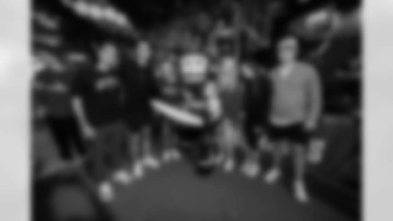 ST. PETERSBURG, FL - November 13, 2025 - Captain Fear during "Bucs Run" Raise The Flags event with Pinellas Run Club at Park & Rec in St. Petersburg. Photo By Doug DeFelice/Tampa Bay Buccaneers