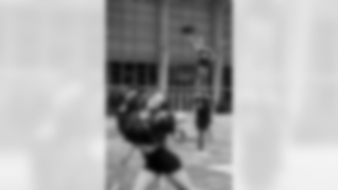 TAMPA, FL - November 20, 2025 - Tampa Bay Buccaneers Cheerleaders during Field Rehearsal at AdventHealth Training Center. Photo By Tori Richman/Tampa Bay Buccaneers