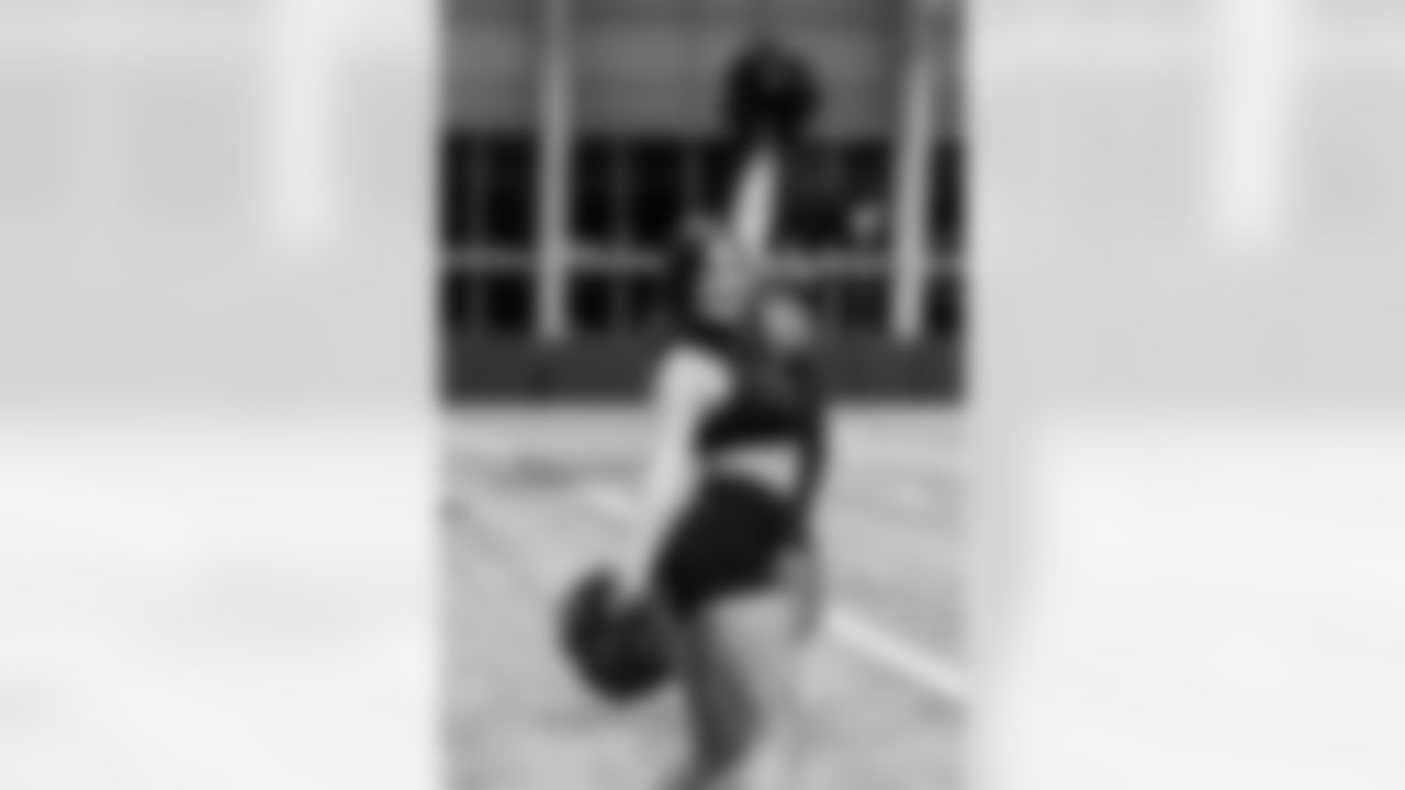 TAMPA, FL - November 20, 2025 - Tampa Bay Buccaneers Cheerleaders during Field Rehearsal at AdventHealth Training Center. Photo By Tori Richman/Tampa Bay Buccaneers