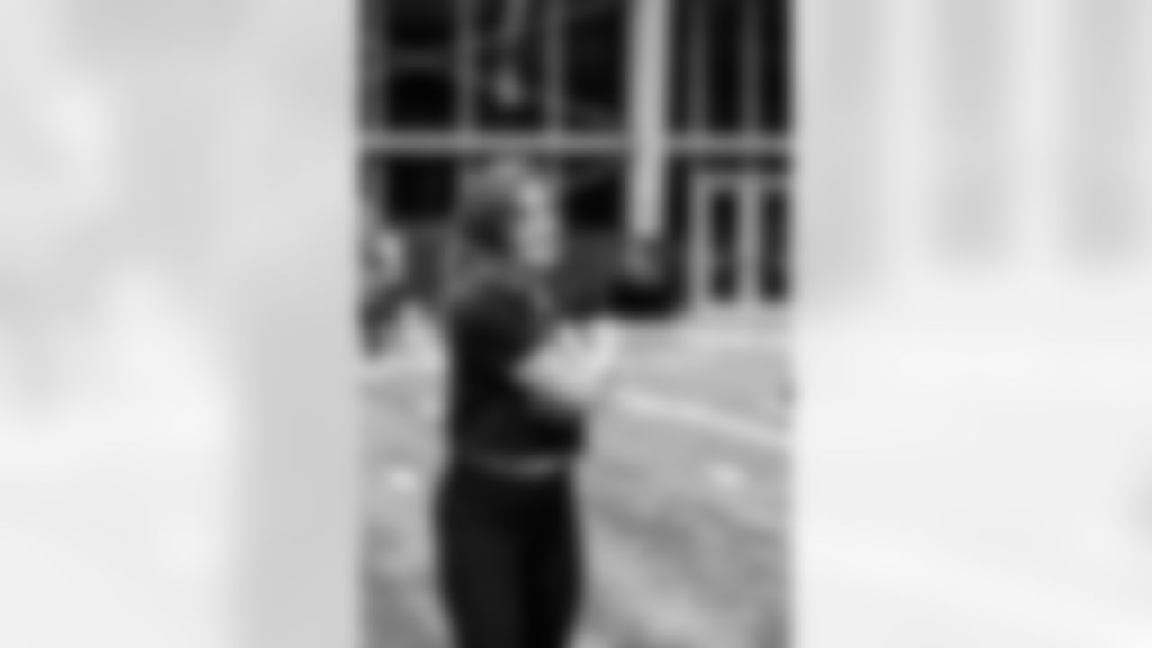 TAMPA, FL - November 19, 2025 - Tampa Bay Buccaneers Cheerleaders and Alumni during Field Rehearsal at AdventHealth Training Center. Photo By Tori Richman/Tampa Bay Buccaneers