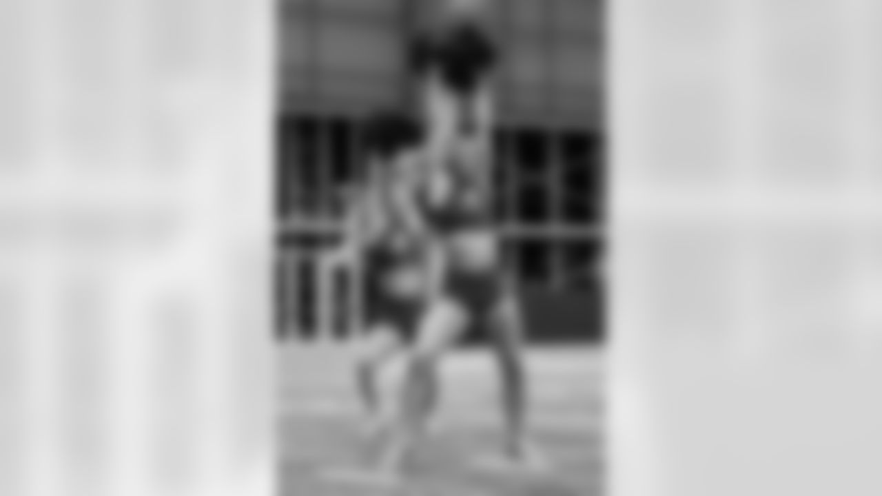 TAMPA, FL - January 02, 2026 - Tampa Bay Buccaneers Cheerleaders field rehearsal at AdventHealth Training Center. Photo By Tori Richman/Tampa Bay Buccaneers