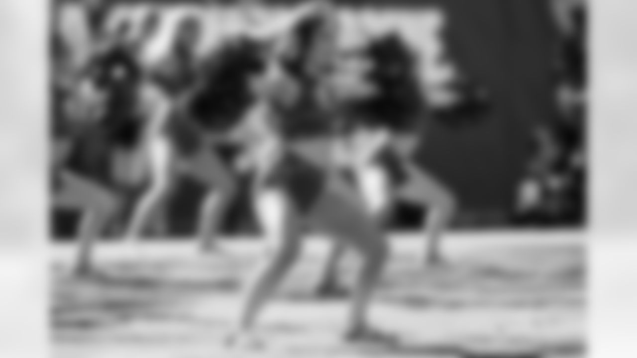 TAMPA, FL - November 30, 2025 - Tampa Bay Buccaneers Cheerleaders during the game between the Arizona Cardinals and Tampa Bay Buccaneers. The Bucs won the game, 20-17. Photo By Tori Richman/Tampa Bay Buccaneers