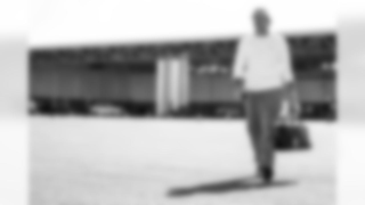 TAMPA, FL - November 15, 2025 - Tight End Payne Durham #87 of the Tampa Bay Buccaneers departs before the Bucs' game against the Buffalo Bills. Photo By Tori Richman/Tampa Bay Buccaneers