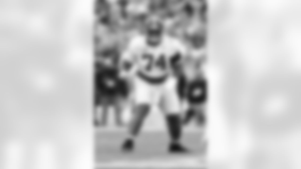 Alabama offensive lineman Kadyn Proctor (74) blocks during the first half of the Rose Bowl College Football Playoff quarterfinal game against Indiana Thursday, Jan. 1, 2026, in Pasadena, Calif. (AP Photo/Kyusung Gong)