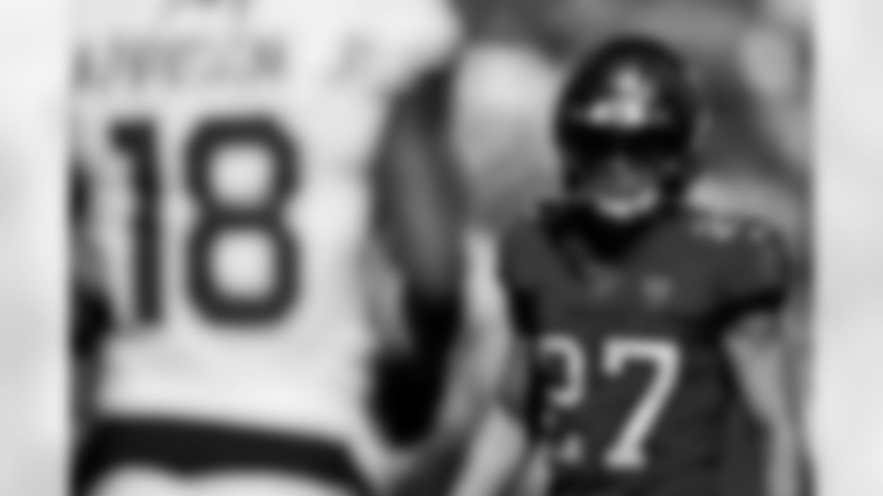 TAMPA, FL - November 30, 2025 - Cornerback Zyon McCollum #27 of the Tampa Bay Buccaneers during the game between the Arizona Cardinals and Tampa Bay Buccaneers. The Bucs won the game, 20-17. Photo By Kyle Zedaker/Tampa Bay Buccaneers