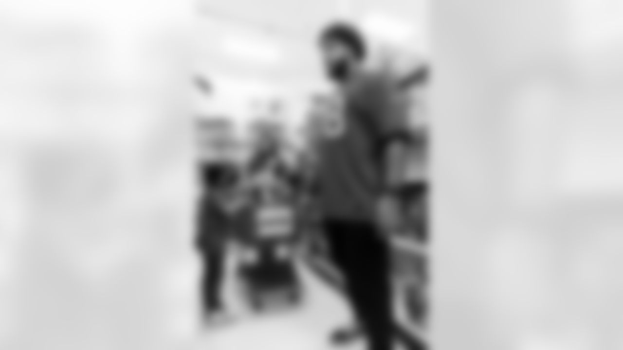 TAMPA, FL - December 15, 2025 - The Tampa Bay Buccaneers offensive line hosts the annual 'O-Line Lights Up Christmas' event providing holiday shopping sprees for local children. Photo By Kyle Zedaker/Tampa Bay Buccaneers